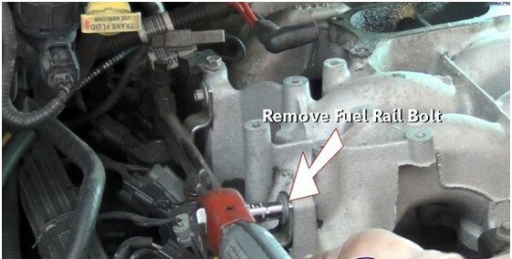 tháo các bulong ra, bạn hãy nâng ống rail ra khỏi đường ống nạp