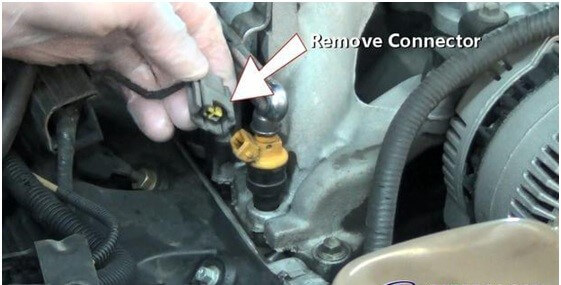 hãy tháo giác cắm trên kim phun bằng cách tháo phe gài ra