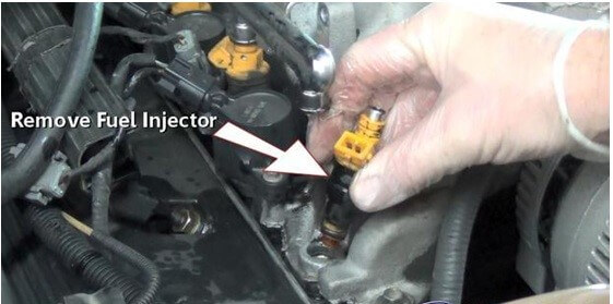 tháo kim phun hư ra khỏi ống rail