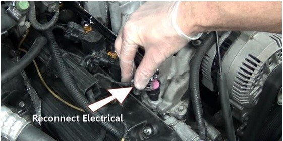 thực hiện thay thế kim phun nhiên liệu mới vào ống rail