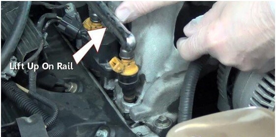 bạn cần phải tháo rời đường ống cấp nhiên liệu ra khỏi ống rail để tiện cho việc tháo kim phun nhiên liệu