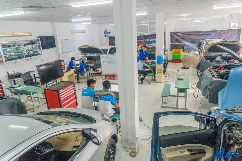 Ưu và nhược điểm giữa học nghề ô tô tại gara với trường dạy nghề