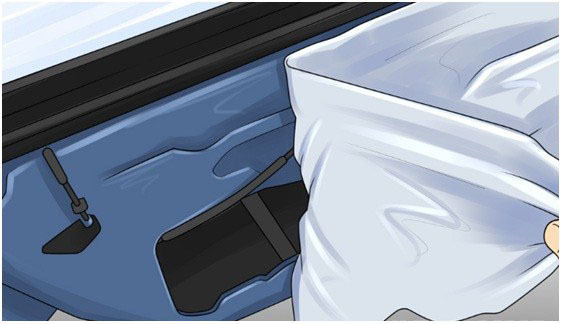 Tháo miếng nhựa dán trên cánh cửa