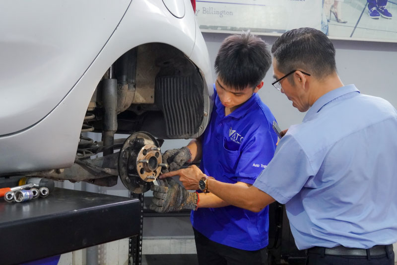 Giảng viên VATC luôn tận tâm trong việc chỉ dạy và đào tạo học viên