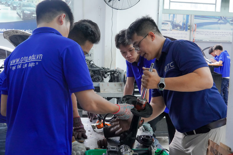 học viên được giảng viên cầm tay chỉ việc