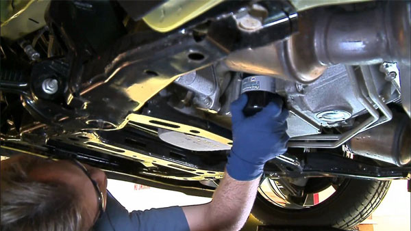 gầm xe ô tô Bị chảy nhớt ở hộp số