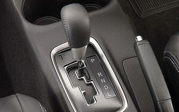 Xe gặp khó khi chuyển số, chuyển số giật