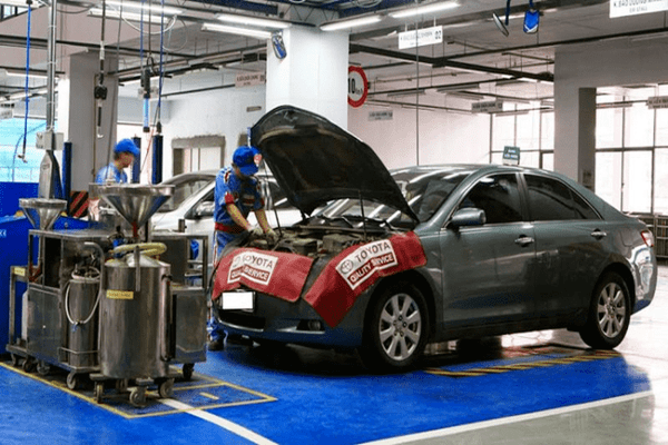 Nên bảo dưỡng ôtô tại đại lý chính hãng hay xưởng dịch vụ ngoài?