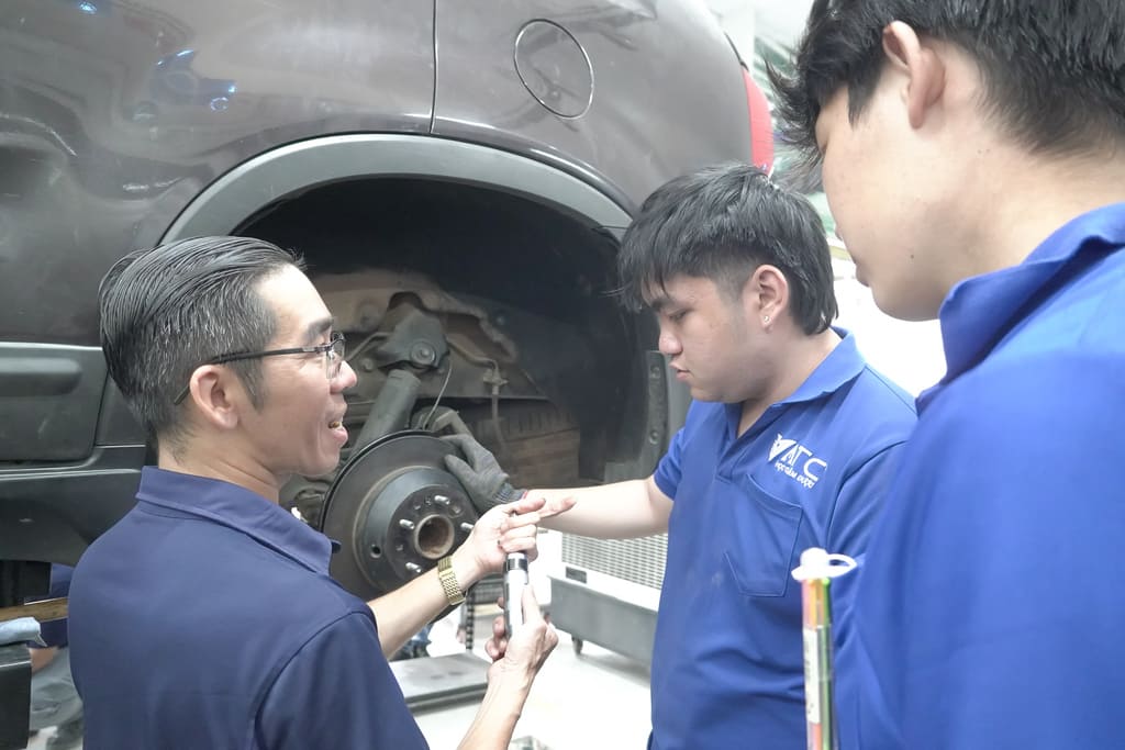 học nghề ô tô khó không học nghề ô tô khó không