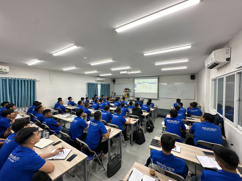 nên học nghề sửa chữa ô tô tại VATC