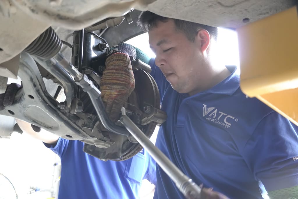 Học nghề công nghệ ô tô ra làm gì? Học ở đâu uy tín nhất 2023