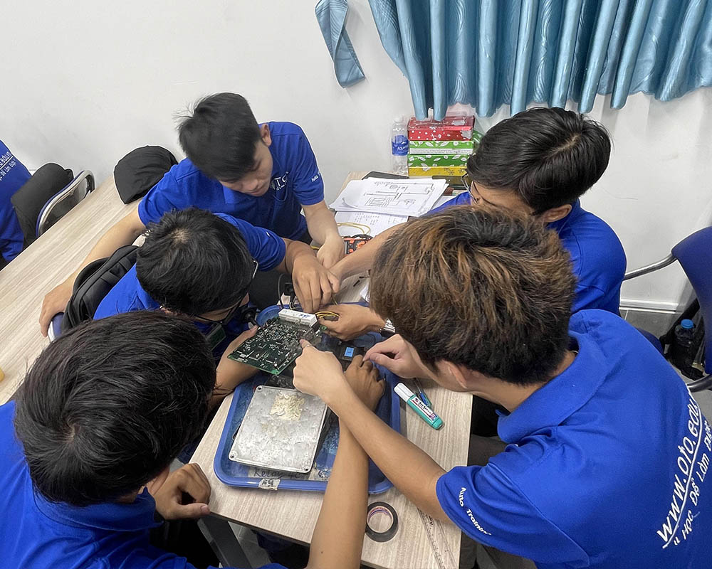 ngành công nghệ kỹ thuật ô tô, khóa đào tạo KTV ô tô, khóa học điện ô tô, trung tâm VATC, trung tâm đào tạo KTV, đào tạo kỹ thuật viên ô tô, VATC, công nghệ ô tô, nghề sửa chữa ô tô, học nghề sửa chữa ô tô, kiến thức ô tô, cố vấn dịch vụ ô tô chuyên nghiệp, học cố vấn dịch vụ ô tô, KTV chẩn đoán ô tô, học nghề ô tô VATC, ô tô ngành công nghệ kỹ thuật ô tô, khóa đào tạo KTV ô tô, khóa học điện ô tô, trung tâm VATC, trung tâm đào tạo KTV, đào tạo kỹ thuật viên ô tô, VATC, công nghệ ô tô, nghề sửa chữa ô tô, học nghề sửa chữa ô tô, kiến thức ô tô, cố vấn dịch vụ ô tô chuyên nghiệp, học cố vấn dịch vụ ô tô, KTV chẩn đoán ô tô, học nghề ô tô VATC, ô tô