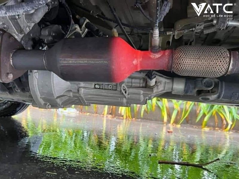 Ống xả ô tô đỏ rực như mồi lửa, nguy hiểm rình rập trong mùa nắng nóng