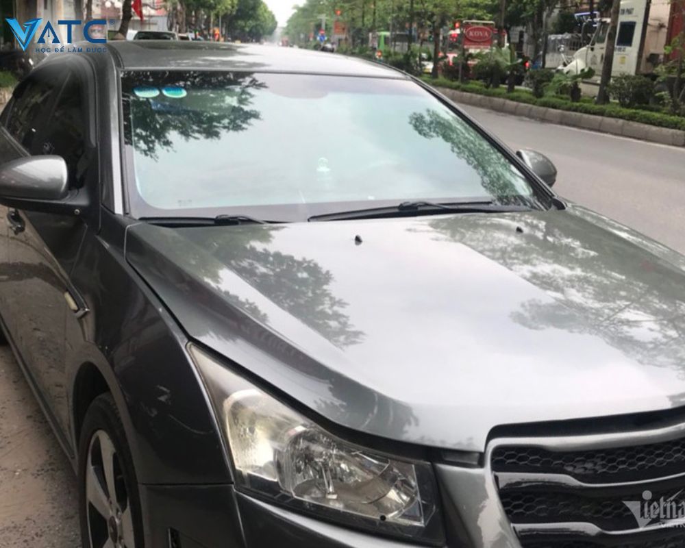 Mùa nắng nóng, có nên mở hé nắp capo khi di chuyển để tránh quá nhiệt cho xe?