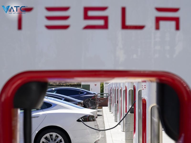 Cú bắt tay kỳ lạ của Tesla với Ford và GM