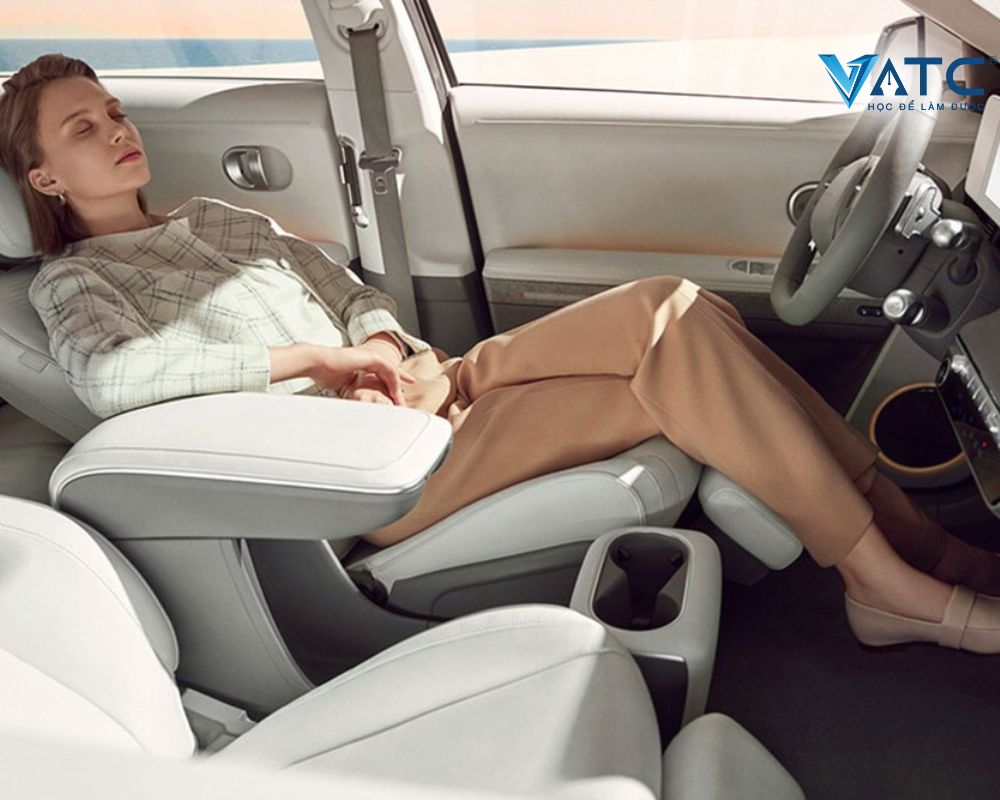 Ngủ trong ô tô điện có an toàn hơn xe chạy xăng, dầu?