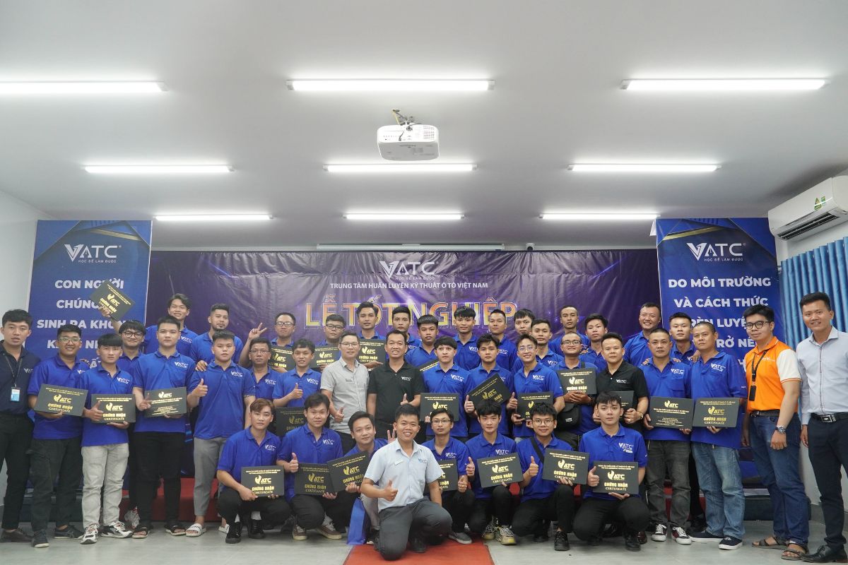 Toàn cảnh lễ bế giảng lớp Điện ô tô chuyên nghiệp DH K38