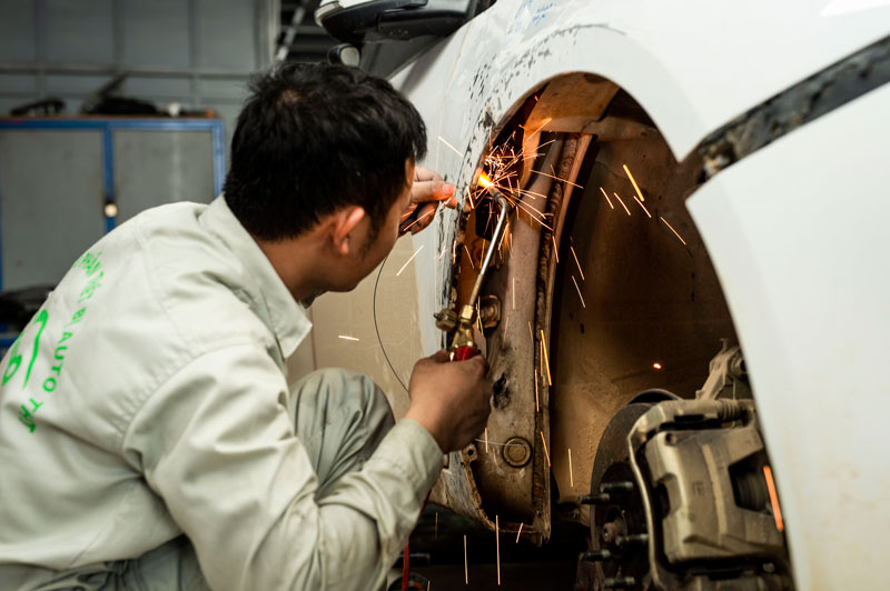 học nghề sửa chữa ô tô ngay trong gara