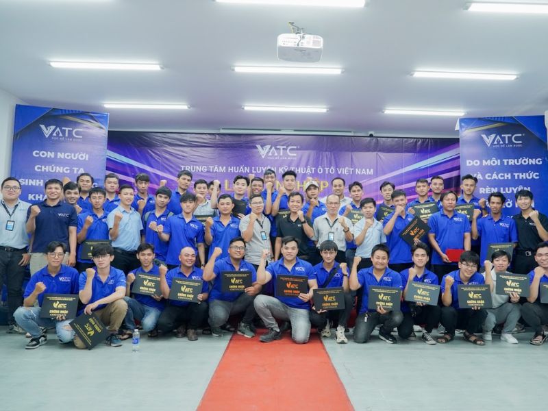 Bế giảng lớp KTV Chẩn đoán và Sửa chữa Điện – Điện tử ô tô K39