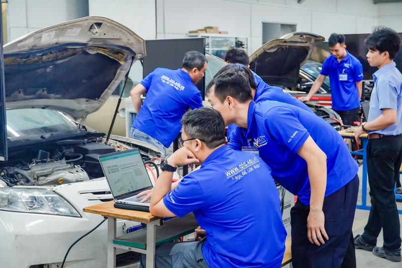 học nghề sửa chữa ô tô chuyên nghiệp