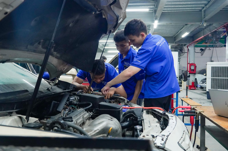 học nghề sửa chữa ô to có tương lai không