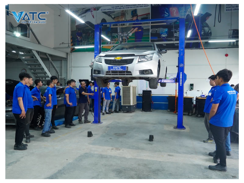 học nghề sửa chữa ô tô cho bộ đội tại vatc