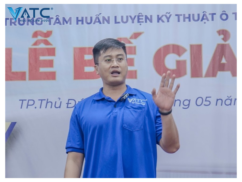 Anh Dương Quốc Bảo phát biểu tri ân