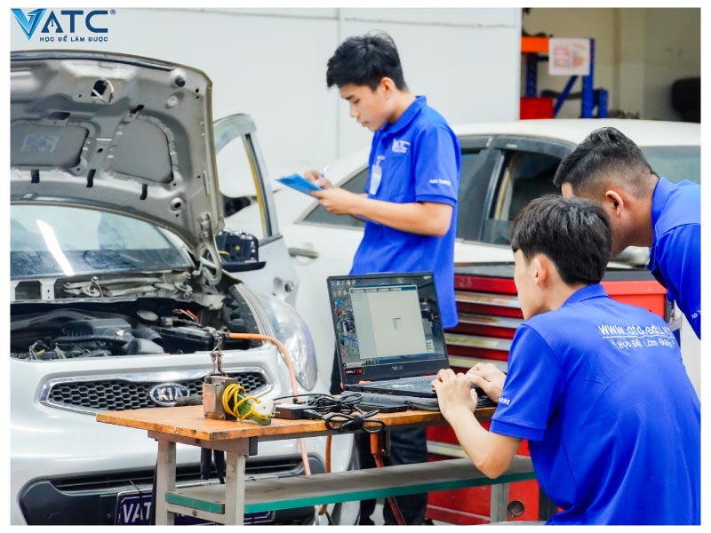 học viên lớp điện ô tô toàn diện đang học tại xưởng thực hành
