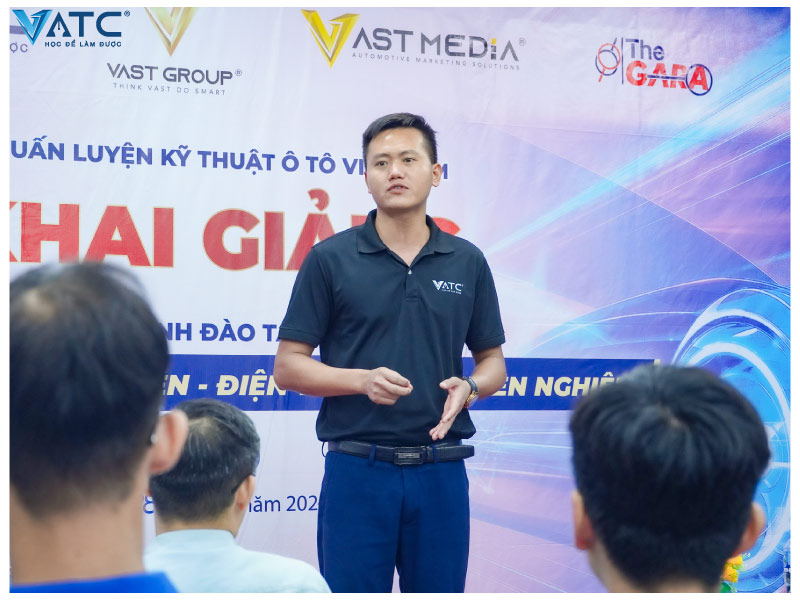 thầy Đặng Văn Luyện chia sẻ trong buổi lễ khai giảng K49