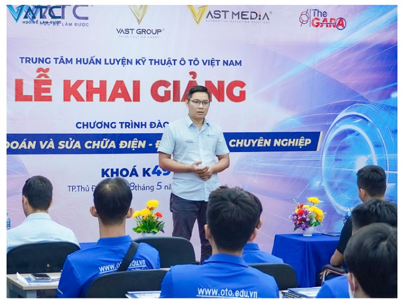 thầy Nguyễn Quang Trưởng phát biểu trong buổi lễ