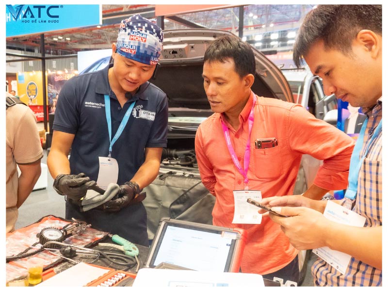 Chuyên gia VATC tận tình chia sẻ