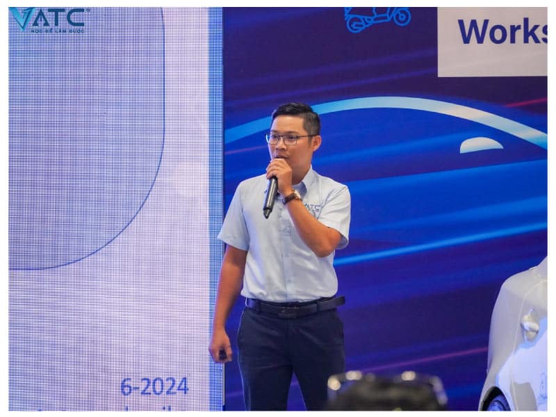 Chuyên gia chia sẻ tại buổi hội thảo