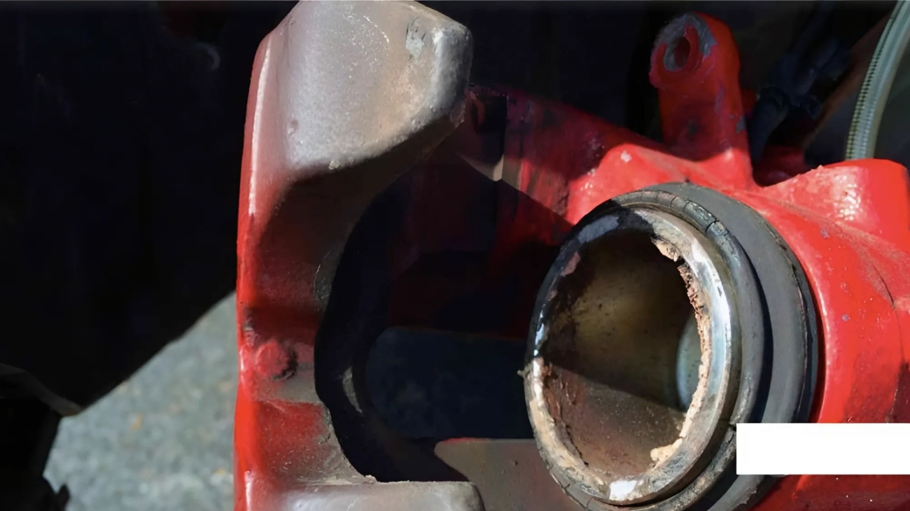 Phải làm gì khi phanh bị bó cứng