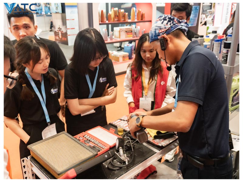 chuyên gia hướng dẫn kiểm tra mức dầu bằng que thăm