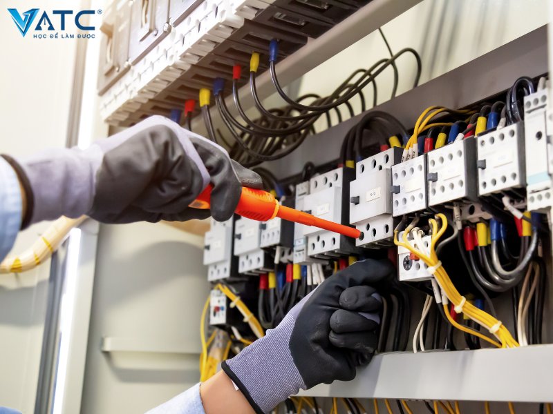 kỹ sư điện - điện tử là nghề phù hợp cho nam