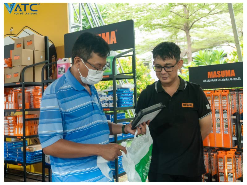 một du khách ghé thăm khu vực bảo dưỡng xe