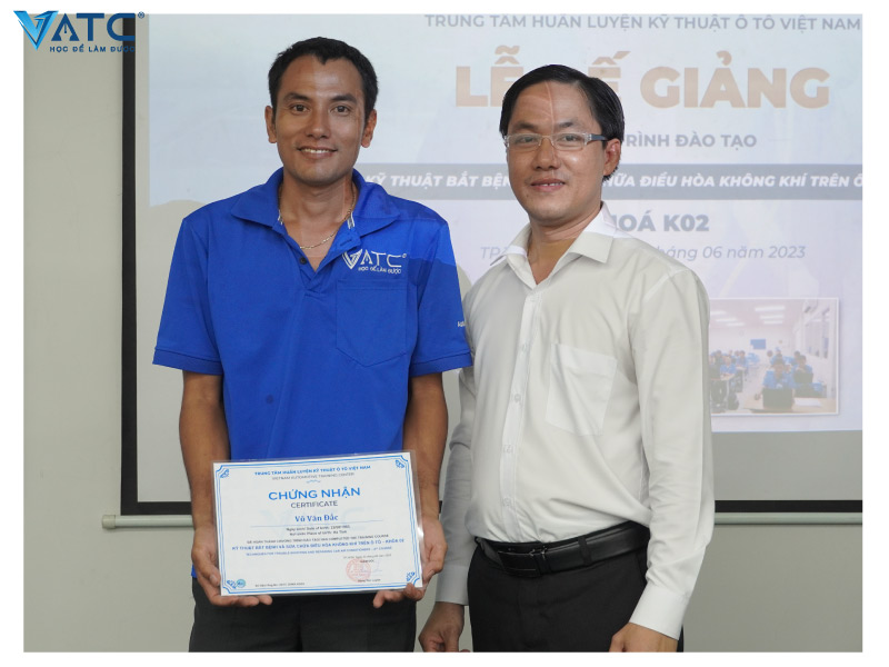 Ban lãnh đạo VATC cấp chứng chỉ chứng nhận đào tạo cho học viên sau tốt nghiệp