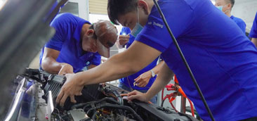 Sinh viên ngành kỹ  ô tô