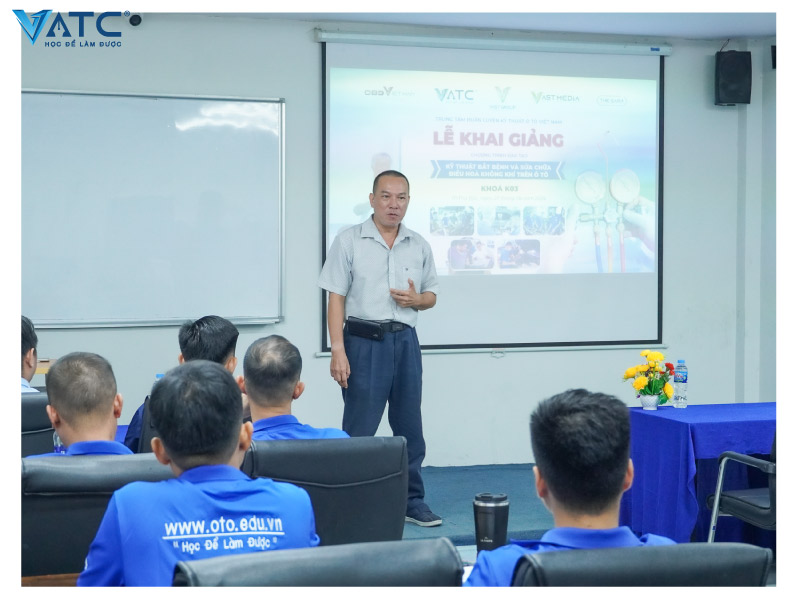 Thầy Nguyễn Đình Thống chia sẻ với lớp điều hòa không khí K3
