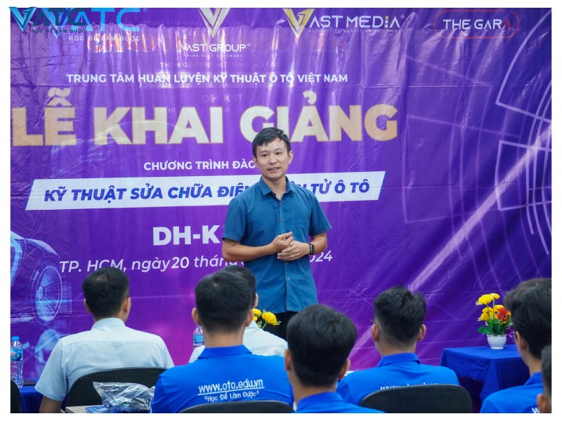 anh Nguyễn Quốc Tài phát biểu trong lễ khai giảng DHK51
