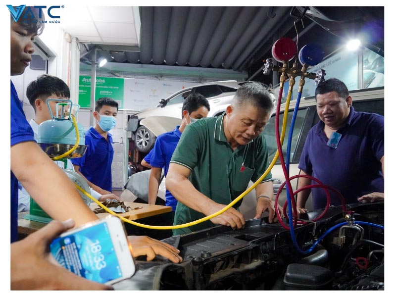 học viên VATC đang thực hành điều hòa không khí trên xe ô tô