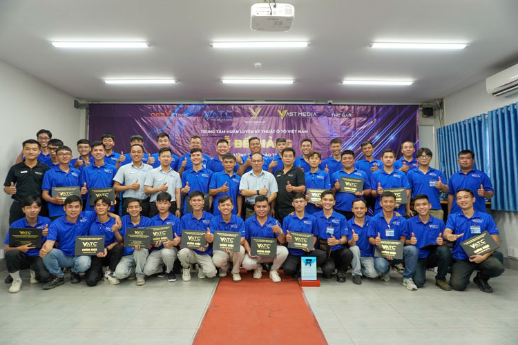 lễ tốt nghiệp lớp sửa chữa điện - điện tử ô tô K46