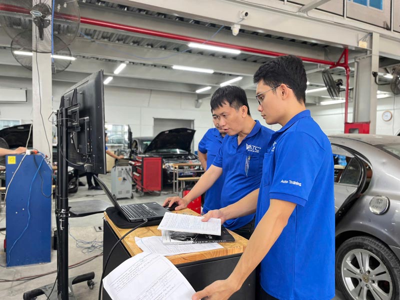 người làm nghề ô tô nên rèn luyện kỹ năng giao tiếp