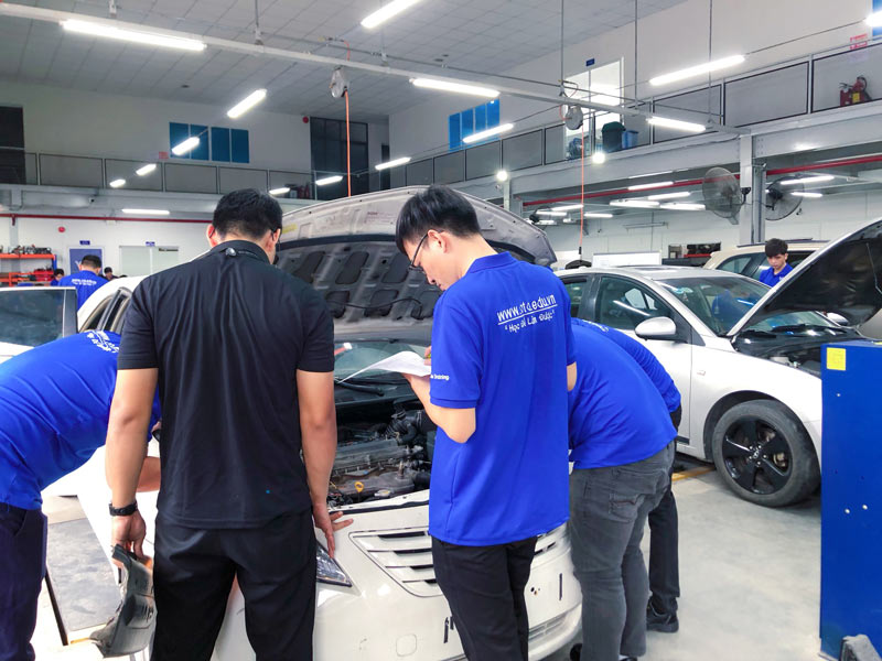 so sánh học nghề và học đại học