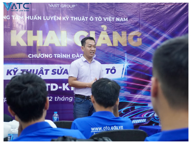 thầy Lê Quang Nghiêm phát biểu trong lễ khai giảng K10