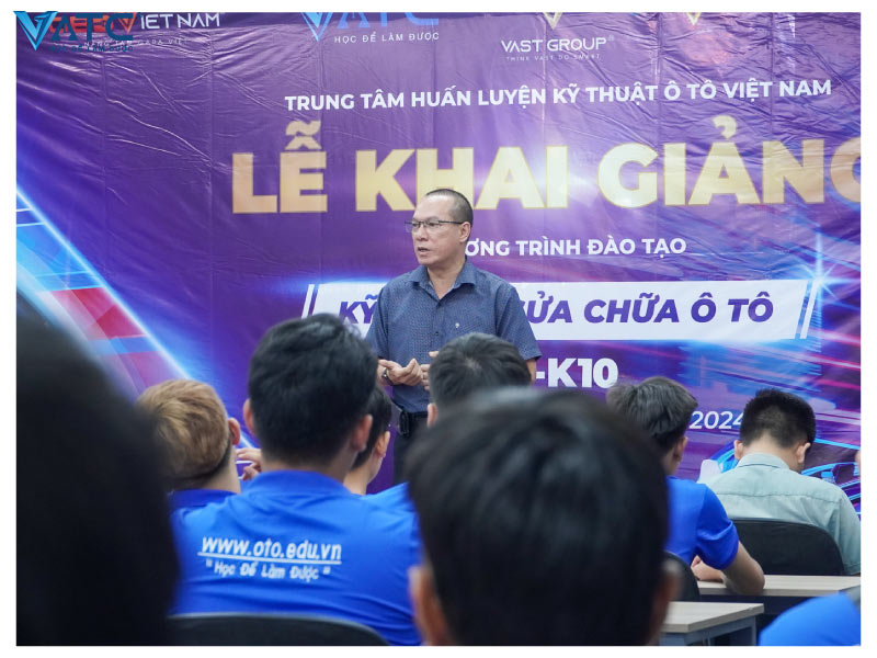 thầy Nguyễn Đình Thống phát biểu trong buổi lễ khai giảng K10