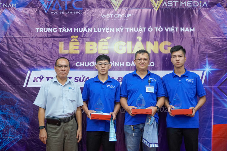 tốt nghiệp lớp kỹ thuật sửa chữa điện - điện tử ô tô K46