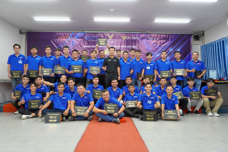 tốt nghiệp lớp sửa chữa điện - điện tử ô tô K46