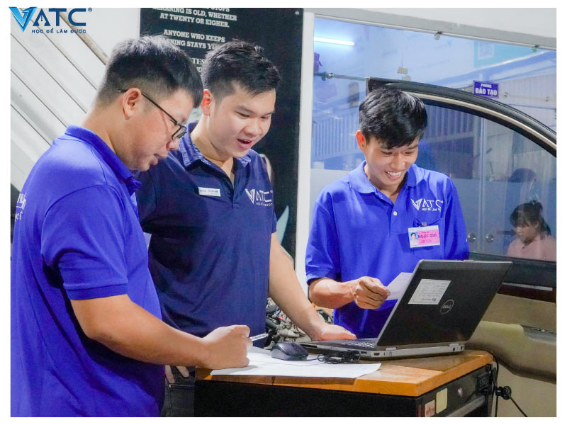 Học viên lớp Chẩn đoán Ô tô hiện đại đang học tại xưởng thực hành