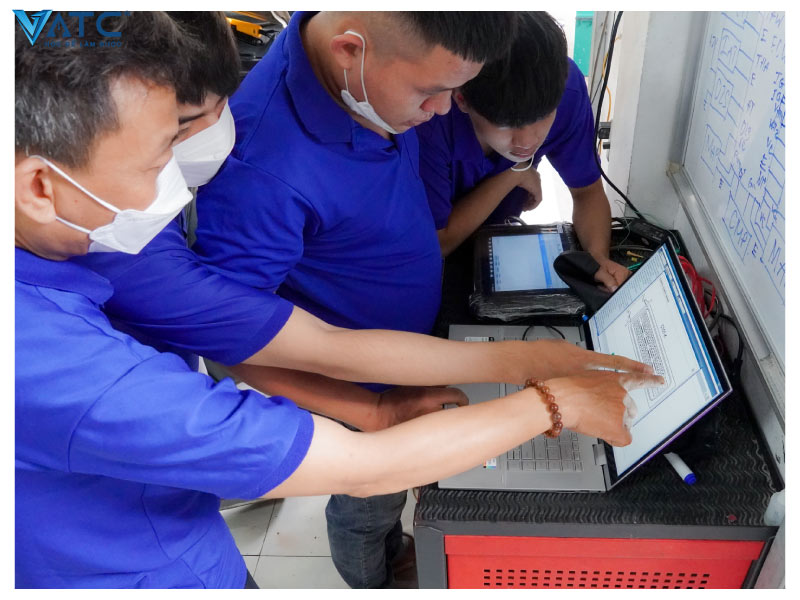 học viên lớp kỹ thuật sửa chữa điện- điện tử ô tô